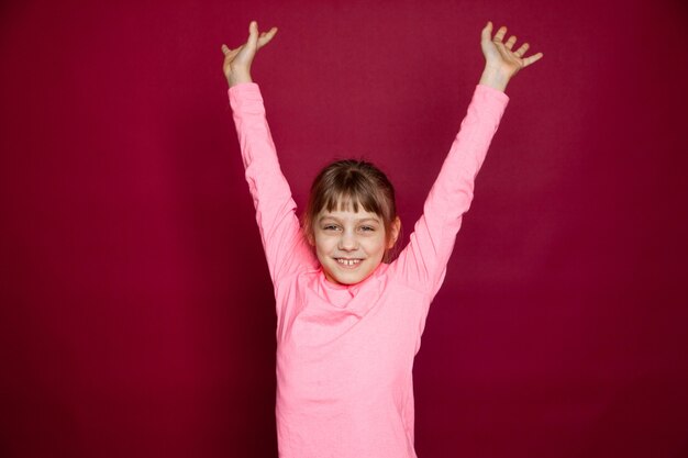 Portret van acht jaar oud meisje met roze blouse