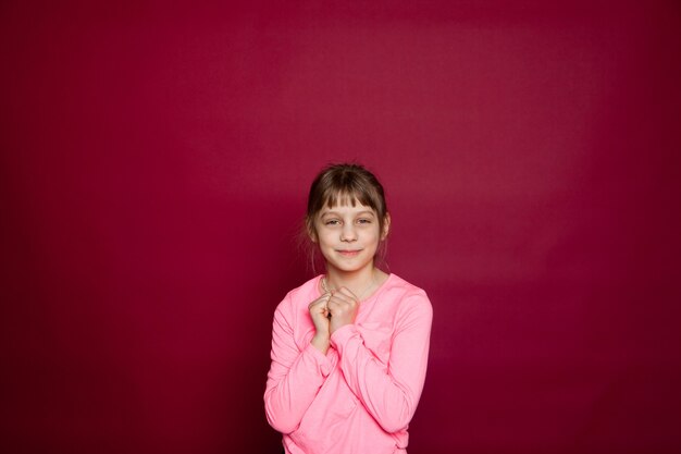 Portret van acht jaar oud meisje met roze blouse