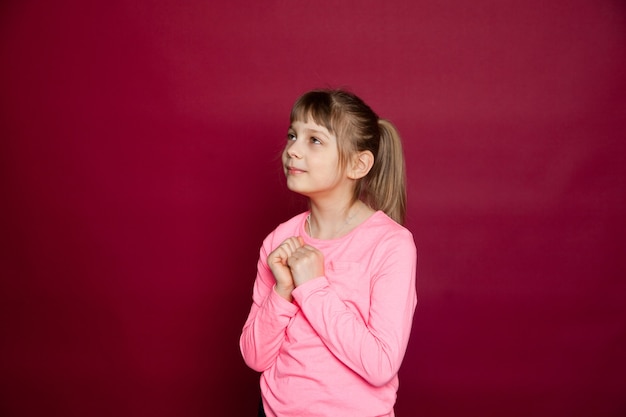 Foto portret van acht jaar oud meisje met roze blouse