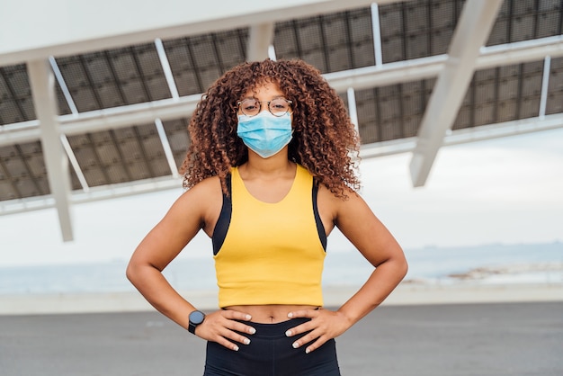 Portret van afrikaanse amerikaanse vrouw die beschermend masker draagt