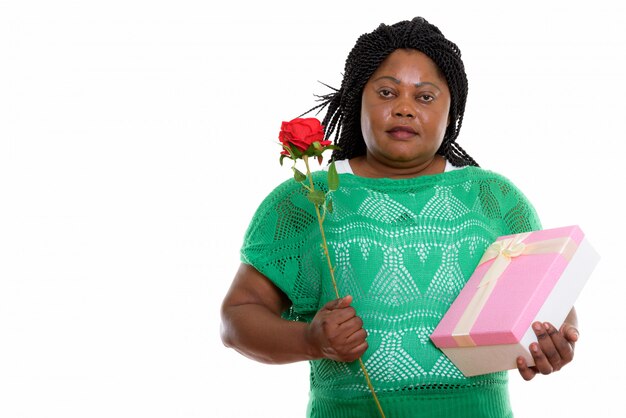 portret van Afrikaanse vrouw met heden en roos