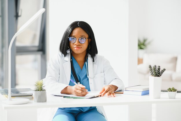 Portret van Afrikaanse vrouwelijke arts op het werk