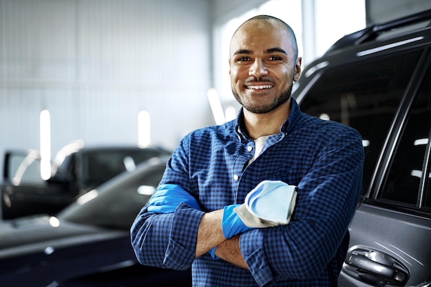 Portret van afro-amerikaanse man car wash detaillering service werknemer