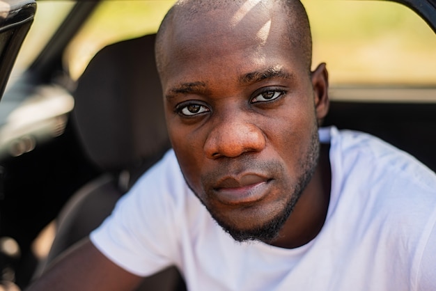 Portret van Afro-Amerikaanse mannen in de auto