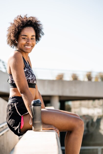Portret van afro atleet vrouw ontspannen na het trainen buitenshuis