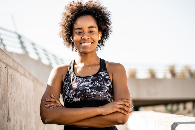 Portret van afro-atleetvrouw die zich buiten op straat bevindt