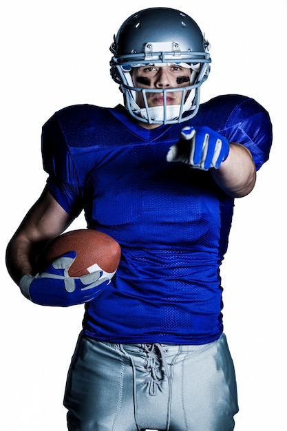 Portret van American football-speler in uniform wijzen