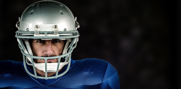 Foto portret van american football-speler tegen zwarte achtergrond