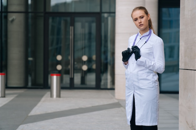 Portret van arts in uniforme en medische handschoenen