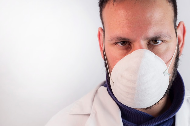 Portret van arts met een masker op een witte achtergrond