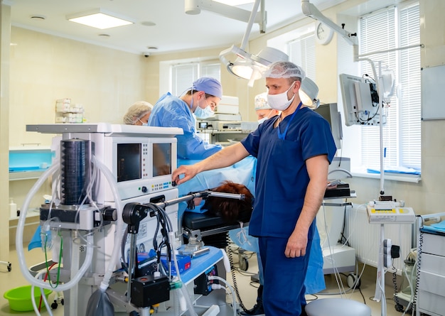 Portret van artsen in scrubs. Achtergrond met medisch kantoor. Artsen met medische maskers en scrubs. Close-up shot.