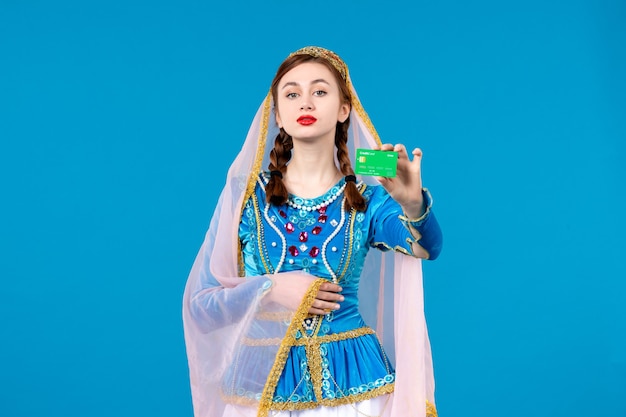 portret van azeri-vrouw in traditionele kleding met creditcard credit