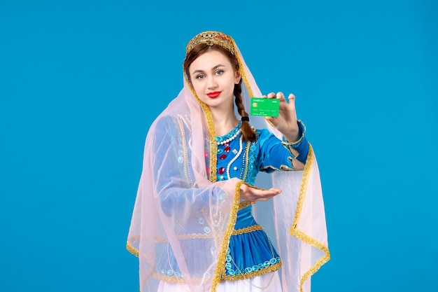 portret van azeri-vrouw in traditionele kleding met creditcard credit