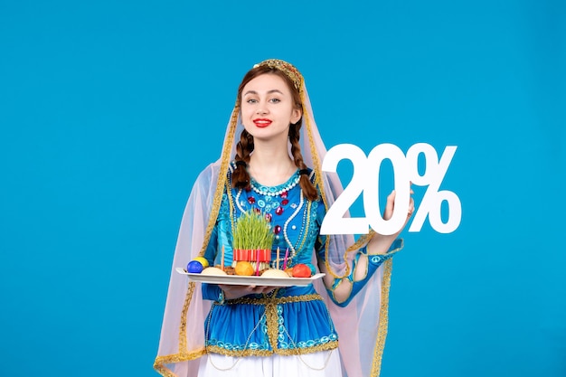 portret van azeri vrouw in traditionele kleding met xonca blauwe muur etnische lentekleuren novruz sale