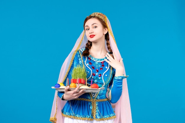 portret van azeri vrouw in traditionele kleding met xonça