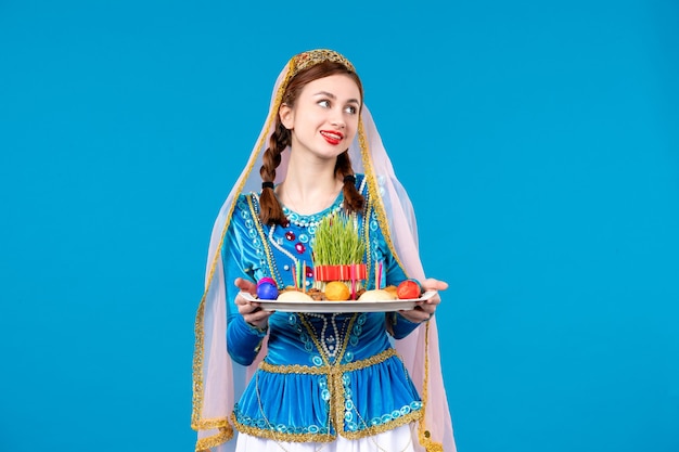 portret van azeri vrouw in traditionele kleding