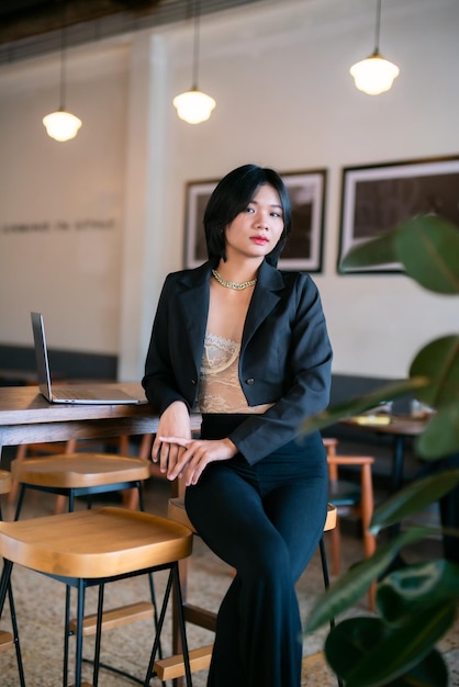 Foto portret van aziatische freelancers zakenvrouw die met een laptop werkt in een café interieur in een koffiewinkel achtergrondbedrijf uitte zelfvertrouwen bemoedigend en succesvol concept