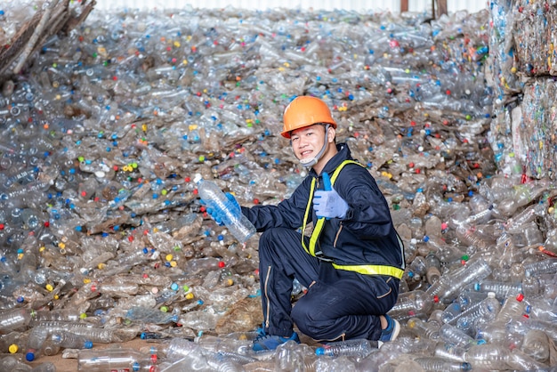 Portret van Aziatische industrieel ingenieursarbeiders met een stapel van plastic flessen in de fabriek