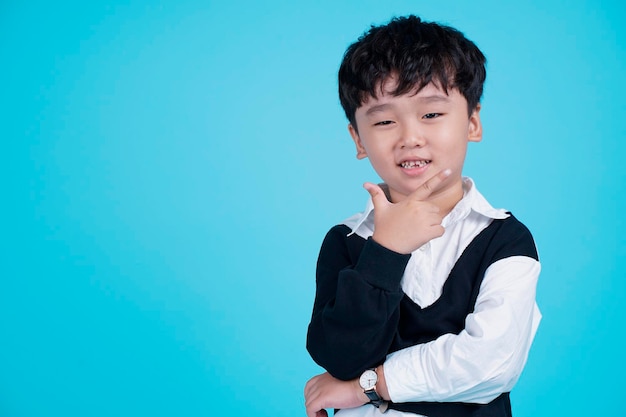 Portret van Aziatische knappe kleine jongen jongen geïsoleerd op blauwe achtergrond