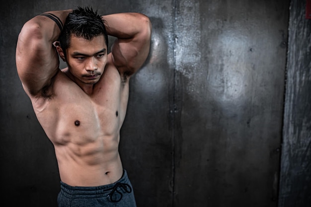 Portret van aziatische man grote spier in de sportschool Thailand mensen Training voor een goede gezondheid Body weight trainingFitness in de sportschool concept