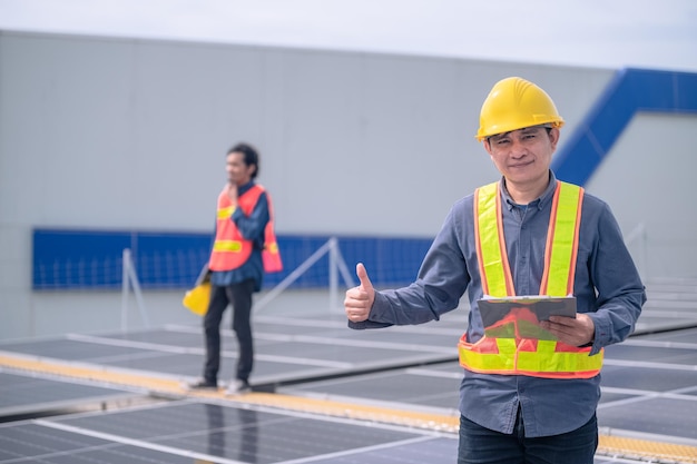 Portret van Aziatische man ingenieur bouwconcept Aziatische man ingenieur in bouwplaats Werknemer in de bouw bouwplaats werknemer helm zelfverzekerde kopie spec werknemer in veiligheidspak op het werk