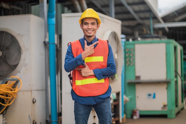 Portret van Aziatische man ingenieur bouwconcept Aziatische man ingenieur in bouwplaats Werknemer in de bouw bouwplaats werknemer helm zelfverzekerde kopie spec werknemer in veiligheidspak op het werk