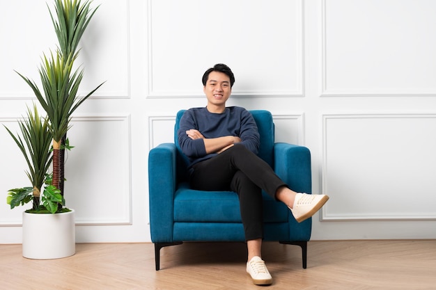 Portret van Aziatische man zittend op de bank thuis