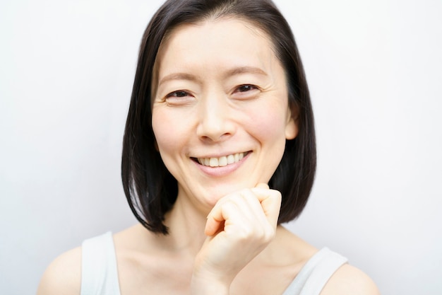 Portret van aziatische middelste vrouw op wit