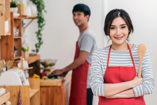 Portret van Aziatische minnaar of paar koken