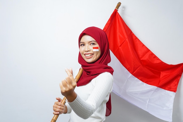 Portret van Aziatische moslimvrouwen vieren Indonesische onafhankelijkheidsdag met rode en witte vlag