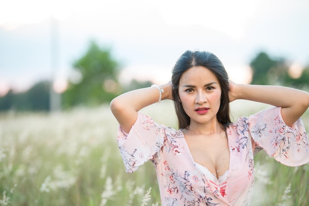 Portret van Aziatische sexy vrouw in een fieldThailand mensen