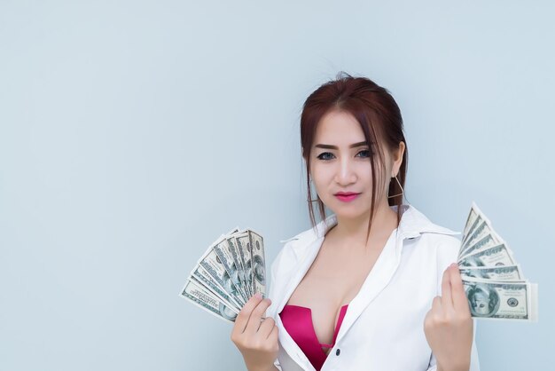 Portret van Aziatische sexy vrouw met veel geld op witte backgroundthailand peopleThe rich business woman concept