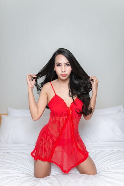 Portret van Aziatische sexy vrouw op het bedThailand mensen dragen beha om een foto te maken