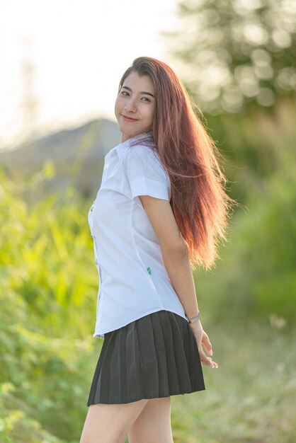 Portret van Aziatische student in de natuur