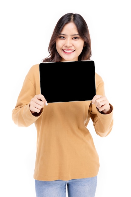 Portret van Aziatische vrouw die tabletcomputer aan kant tonen of voorstelt over witte achtergrond, Mooie vrouw die gezond, zelfverzekerd geïsoleerd op wit kijkt.