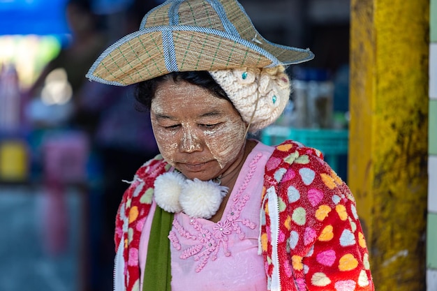 Portret van Aziatische vrouw in de markt. Myanmar