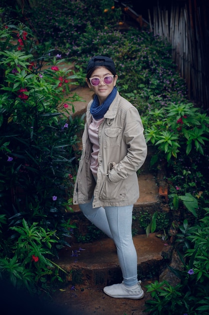 Portret van Aziatische vrouw lachend gezicht en permanent in groen park