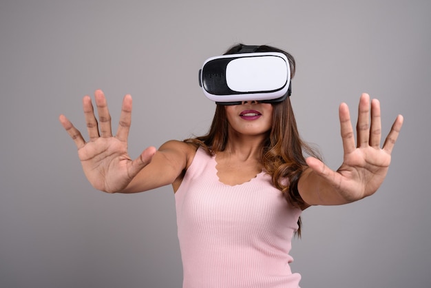 Portret van aziatische vrouw met behulp van virtual reality headset