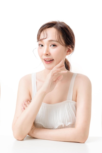 Portret van Aziatische vrouw met een mooi gezicht en schone, frisse, gladde huid Mooi vrouwelijk model met natuurlijke make-up in studio Cosmetologie Gezichtsbehandeling Therapie en spa-concept