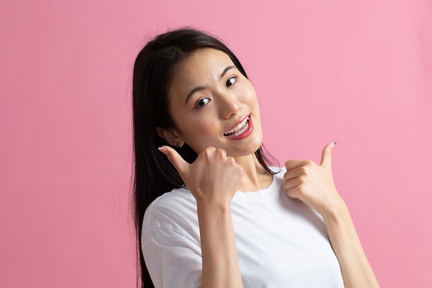 Portret van Aziatische vrouw op roze background