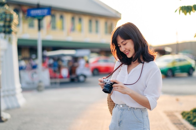 Portret van Aziatische vrouw reiziger met behulp van camera op straat van Bangkok Thailand Azië zomer toerisme vakantie concept