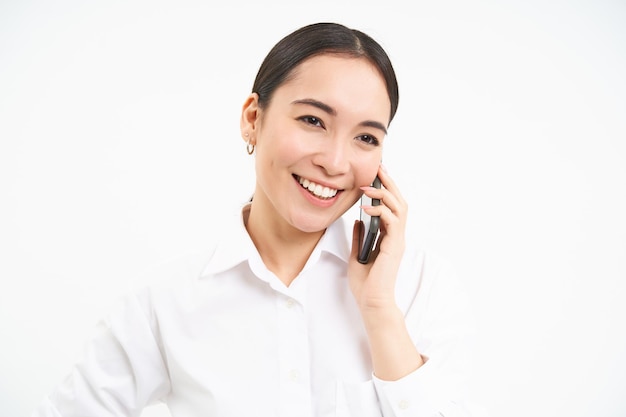 Portret van aziatische zakelijke vrouw zakenvrouw praat op mobiele telefoon heeft gesprek via cellphon