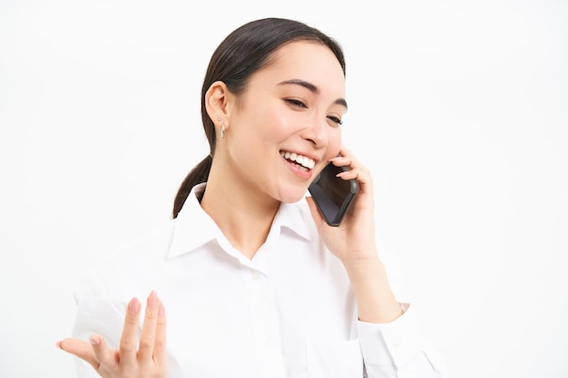 Portret van aziatische zakelijke vrouw zakenvrouw praat op mobiele telefoon heeft gesprek via cellphon