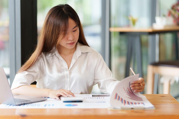 Portret van Aziatische zakenvrouw raadpleegt klant advies over financieel plan Accountconcept