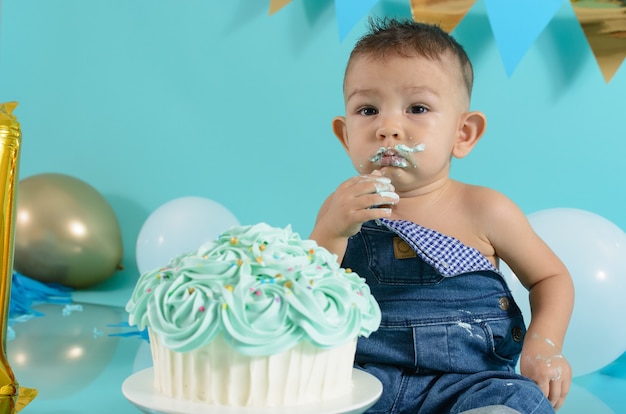 Foto portret van baby die zijn verjaardag viert smash cake-sessie