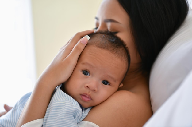 Portret van baby jongen met moeder thuis