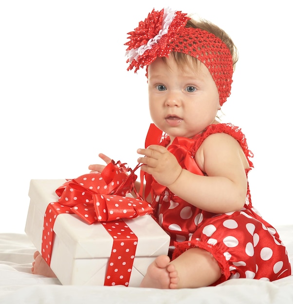 Portret van babymeisje in schattige jurk met cadeau