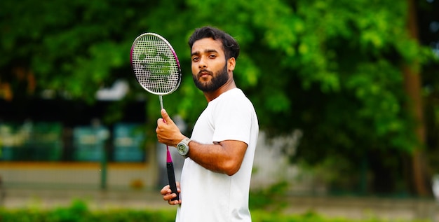 Portret van badminton-speler met badmintonracket