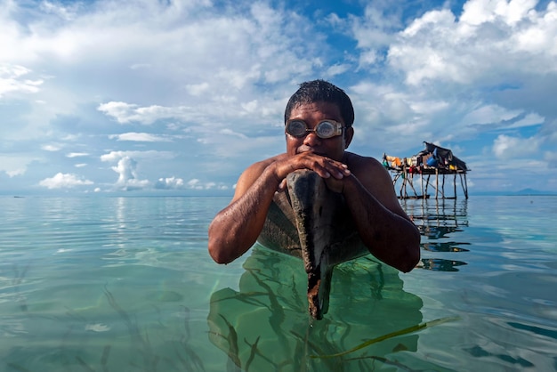 Portret van Bajau Laut of Sea Gypsy man op een boot met scuba glas in Maiga eiland Semporna Sabah Maleisië
