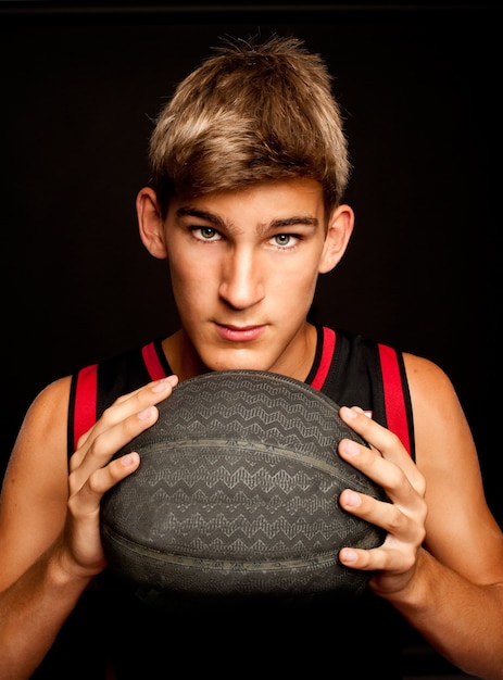 Portret van basketbalspeler op grijs